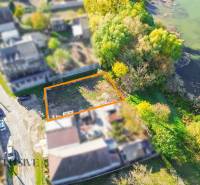 Grundstücke - Wohnen in Jahodná am Fluss, gesäumt von Bäumen und reicher Vegetation.