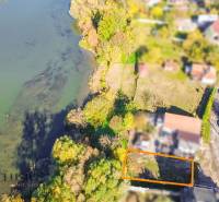 Luftaufnahme von Grundstücken - Wohnen am Fluss in städtischer Umgebung von Jahodná.