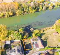 Ein Baugrundstück in Jahodná, in der Nähe des Flusses und umgeben von Grünflächen.