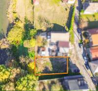 Luftaufnahme von Grundstücken in Jahodná, umgeben von Grünflächen und Wasserflächen.