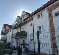 Fassade des Gebäudes mit Balkonen und Gärten, 3-Zimmer-Wohnung in Tomášikovo.