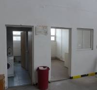 In Lagern und Hallen gibt es Türen, eine Waschmaschine, einen Ventilator und einen roten Korb.