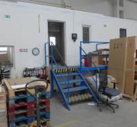 Lagerhäuser und Hallen mit Treppen, Paletten und Büromöbeln.