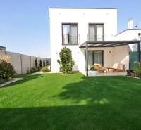 Garten mit Rasen bei einem Einfamilienhaus in der Ďuríčkova-Straße in Miloslavov.