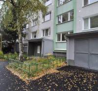 Ein Wohnhaus in der Ovručská-Straße in Košice, Stadtteil Dargovských hrdinov, umgeben von Grünflächen.