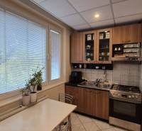 Küche in einer 3-Zimmer-Wohnung mit Gasherd, Schränken und Esstisch.