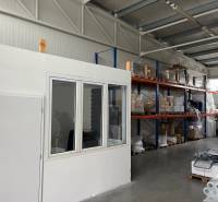 Sklady und Hallen mit Regalen, Waren und einem Gabelstapler.