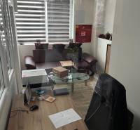 Kanzlei in Lagerhallen mit Schreibtisch und Boden in Holzoptik.