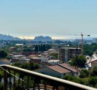 Blick auf die Stadt Bar mit Meerblick und Baukränen.
