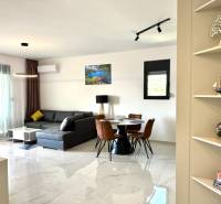 Wohnzimmer mit bequemer Eckcouch und Esstisch in einer Einzimmerwohnung.