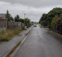 Straße in Limbach mit Häusern und Gehweg, geeignet für Wohnbaugrundstücke.