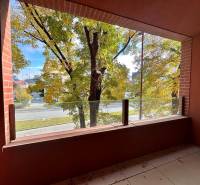 Blick vom Balkon auf das Grün und die Straße in Bratislava - Ružinov in der Košická Straße.