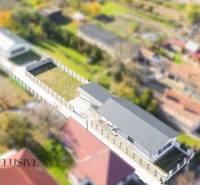 Einfamilienhaus in Orechová Potôň mit Hof, Rasenfläche und angrenzenden Gebäuden.