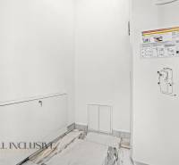 Weiße Wand mit Klappe und Informationsaufklebern in einem Einfamilienhaus.