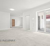 Geräumiges Interieur eines Einfamilienhauses mit weißen Wänden und großen Fenstern.