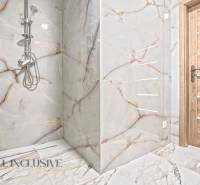 Badezimmer im Einfamilienhaus mit Marmorimitat an den Wänden und Holztüren.