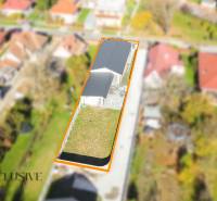 Blick auf ein Einfamilienhaus in Orechová Potôň mit Hof und Rasen.