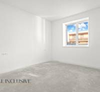 Leerzimmer mit Fenster, weiße Wände, Blick auf ein Gebäude von einem Einfamilienhaus.