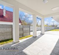 Die Terrasse des Einfamilienhauses in Orechová Potôň mit Blick auf den Zaun und den Garten.