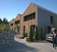 Einfamilienhäuser in Turecká mit Holzdekor, Steinzaun und geparktes Auto.