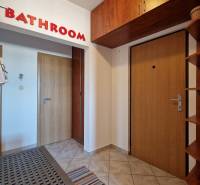 Eingangsflur mit Tür und Garderobe in einer 3-Zimmer-Wohnung, Fliesenboden.