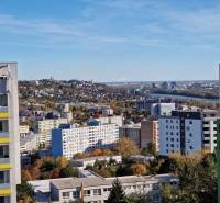 Blick aus einer 3-Zimmer-Wohnung in der Pribišova-Straße in Bratislava mit Panorama von Gebäuden und Natur.