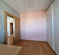 Kinderzimmer in einer 3-Zimmer-Wohnung mit Holzboden und Schiebetüren.