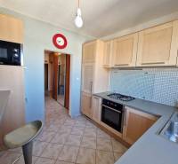 Küche in einer 3-Zimmer-Wohnung mit Gasherd, hellen Schränken und Fliesenboden.