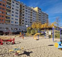 Detské ihrisko s preliezačkami na Pribišovej ulici v Bratislave - Dlhé diely.