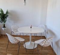 Essbereich in einer 3-Zimmer-Wohnung mit Holzboden und dekorativen Stühlen.