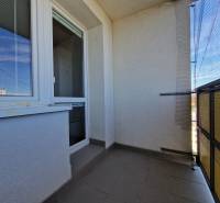 Balkon einer 3-Zimmer-Wohnung in der Pribišova-Straße, Bratislava - Dlhé diely, mit Fliesen und Netz.