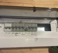 Elektrischer Verteilerkasten in einer Hütte mit Holzdekorboden.