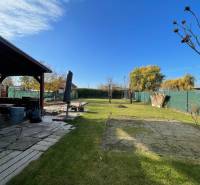 Garten bei der Hütte in der Straße Nová osada in Komárno, mit Rasen und Pavillon.