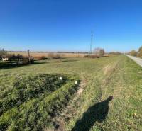 Die Landschaft rund um die Hütte in der Straße Nová osada in Komárno mit einem Feld und einer Straße.