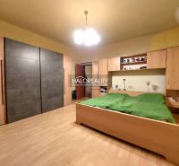 Schlafzimmer mit Möbeln, Bett und Holzboden in einem Einfamilienhaus.