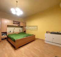 Esszimmer in einem Einfamilienhaus mit Holzboden, Tisch und Schränken.