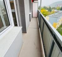 Balkon bei einer Einzimmerwohnung in der Malá Okružná in Partizánske, Blick auf Bäume.