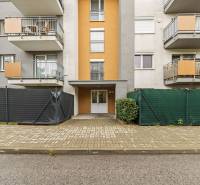 Eingang zum Gebäude, mit Balkonen, in der Mahulanka-Straße in Pezinok, geeignet für eine 2-Zimmer-Wohnung.