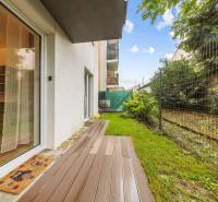 Exterieur einer 2-Zimmer-Wohnung in Mahulanka in Pezinok mit Terrasse und Garten.