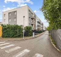 Mahulanka-Straße in Pezinok mit einem Wohnhaus, ideal für eine 2-Zimmer-Wohnung.