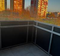 Der Balkon einer 2-Zimmer-Wohnung in der Okružná-Straße in Pezinok mit Blick auf die umliegenden Plattenbauten.