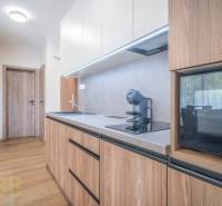 Küche in einer 2-Zimmer-Wohnung mit Holzboden und moderner Ausstattung.