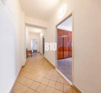 Flur mit Fliesen und Eingang zum Zimmer in einer 4-Zimmer-Wohnung.