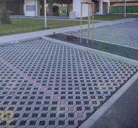 Parkplatz mit Pflastersteinen und Grünflächen in Poprad bei einer 2-Zimmer-Wohnung.