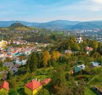 Luftaufnahme von Wohnbaugrundstücken in Banská Štiavnica mit Blick auf die Landschaft.