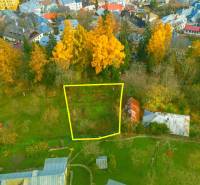 Ein Grundstück zum Wohnen in Banská Štiavnica, umgeben von Grünflächen und in der Nähe des Stadtzentrums.