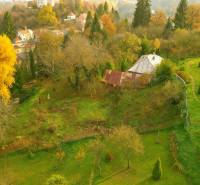Herbstlandschaft in Banská Štiavnica mit weitläufigen Grundstücken zum Wohnen und natürlicher Umgebung.