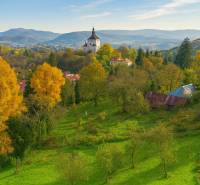 Landschaft in Banská Štiavnica - Baugrundstücke mit einer Kirche auf dem Hügel, herbstliche Atmosphäre.