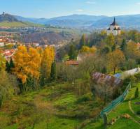 Herbst in Banská Štiavnica mit einem Grundstück zum Wohnen, umgeben von bunter Natur und Hügeln.