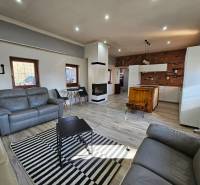 Wohnzimmer eines Einfamilienhauses mit Holzboden und Kamin.